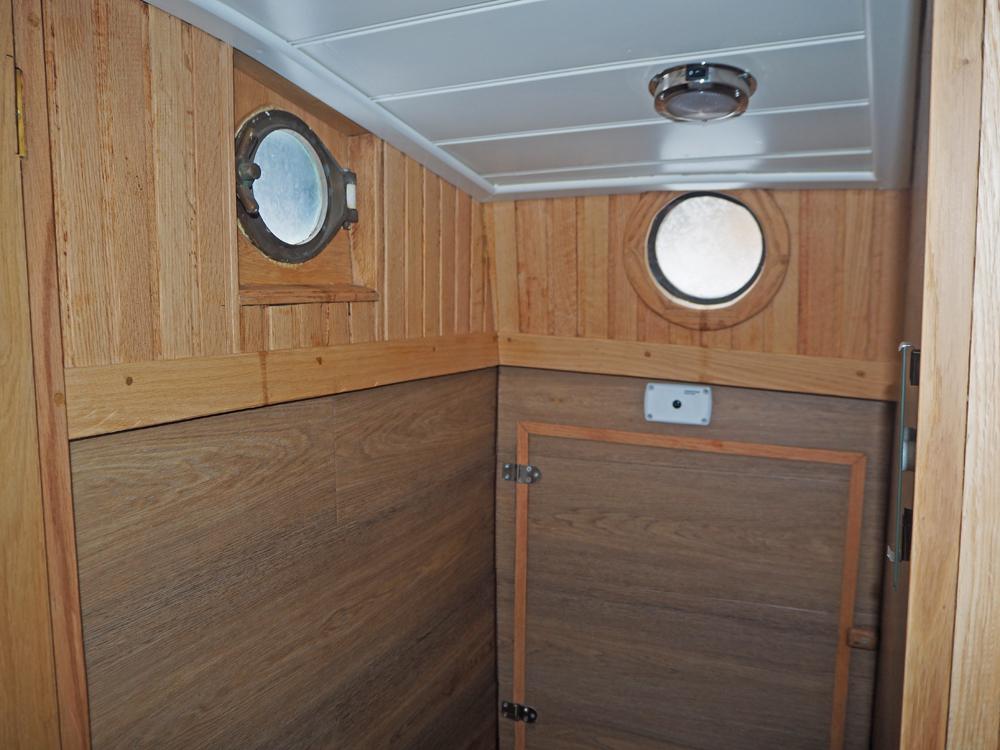 Saloon, Accommodation